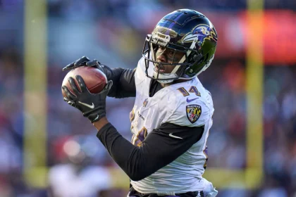 CHICAGO, IL - NOVEMBER 21: Baltimore Ravens wide receiver Sammy Watkins 14 catches the football during a game between the Chicago Bears and the Baltimore Ravens on November 21, 2021 at Soldier Field in Chicago, IL. Photo by Robin Alam/Icon Sportswire NFL, American Football Herren, USA NOV 21 Ravens at Bears Icon164211110139