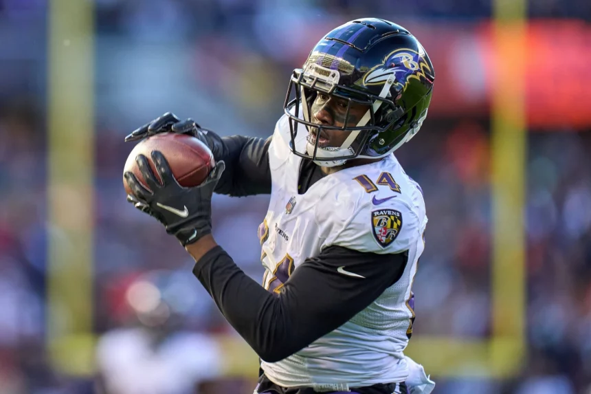 CHICAGO, IL - NOVEMBER 21: Baltimore Ravens wide receiver Sammy Watkins 14 catches the football during a game between the Chicago Bears and the Baltimore Ravens on November 21, 2021 at Soldier Field in Chicago, IL. Photo by Robin Alam/Icon Sportswire NFL, American Football Herren, USA NOV 21 Ravens at Bears Icon164211110139
