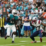 MIAMI GARDENS, FL - JANUARY 09: Miami Dolphins wide receiver DeVante Parker 11 runs with the ball after a catch during the game between the New England Patriots and the Miami Dolphins on January 9, 2022 at Hard Rock Stadium in Miami Gardens, Fl. Photo by David Rosenblum/Icon Sportswire NFL, American Football Herren, USA JAN 09 Patriots at Dolphins Icon22010982039