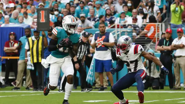 MIAMI GARDENS, FL - JANUARY 09: Miami Dolphins wide receiver DeVante Parker 11 runs with the ball after a catch during the game between the New England Patriots and the Miami Dolphins on January 9, 2022 at Hard Rock Stadium in Miami Gardens, Fl. Photo by David Rosenblum/Icon Sportswire NFL, American Football Herren, USA JAN 09 Patriots at Dolphins Icon22010982039