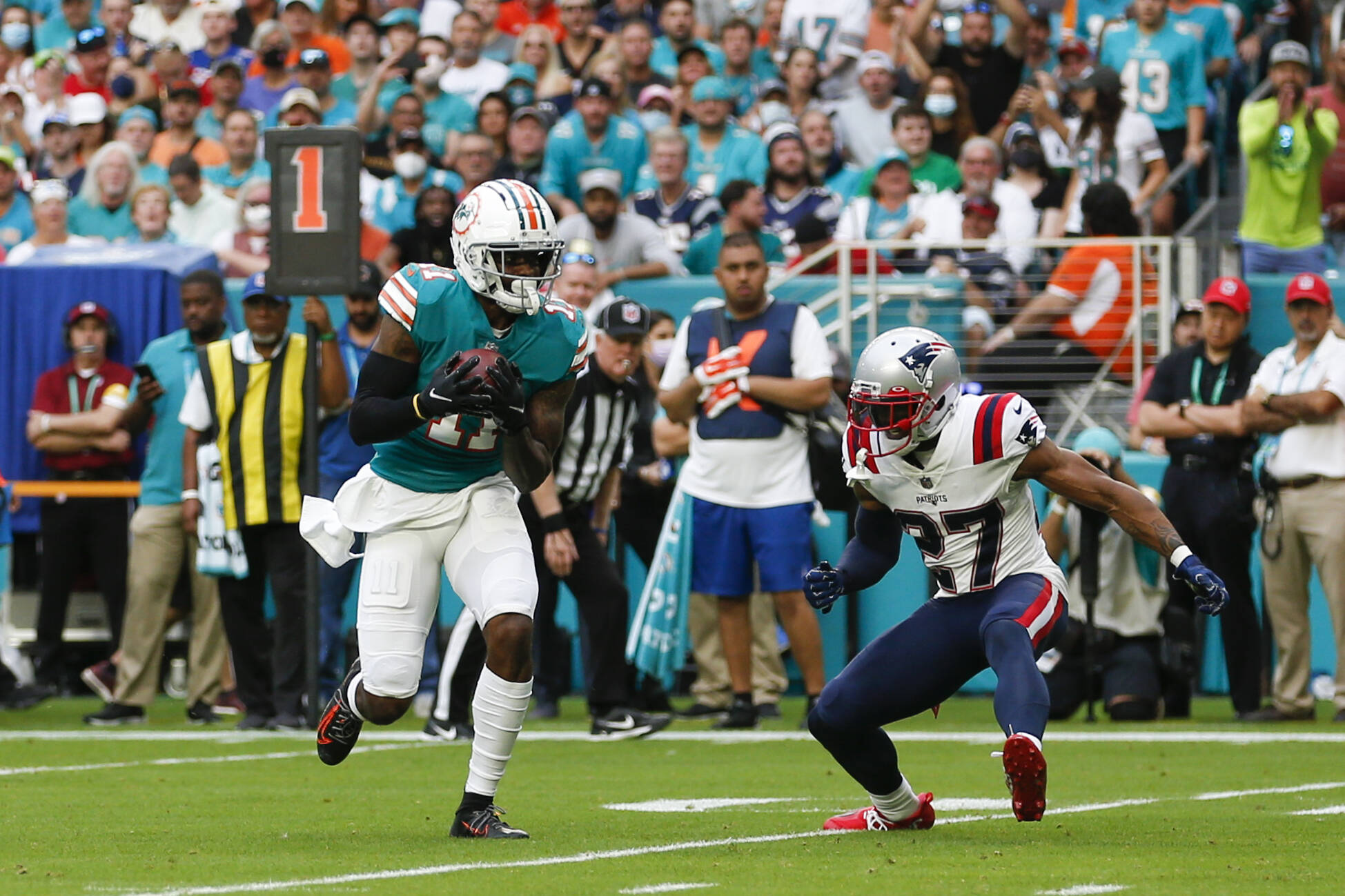 MIAMI GARDENS, FL - JANUARY 09: Miami Dolphins wide receiver DeVante Parker 11 runs with the ball after a catch during the game between the New England Patriots and the Miami Dolphins on January 9, 2022 at Hard Rock Stadium in Miami Gardens, Fl. Photo by David Rosenblum/Icon Sportswire NFL, American Football Herren, USA JAN 09 Patriots at Dolphins Icon22010982039