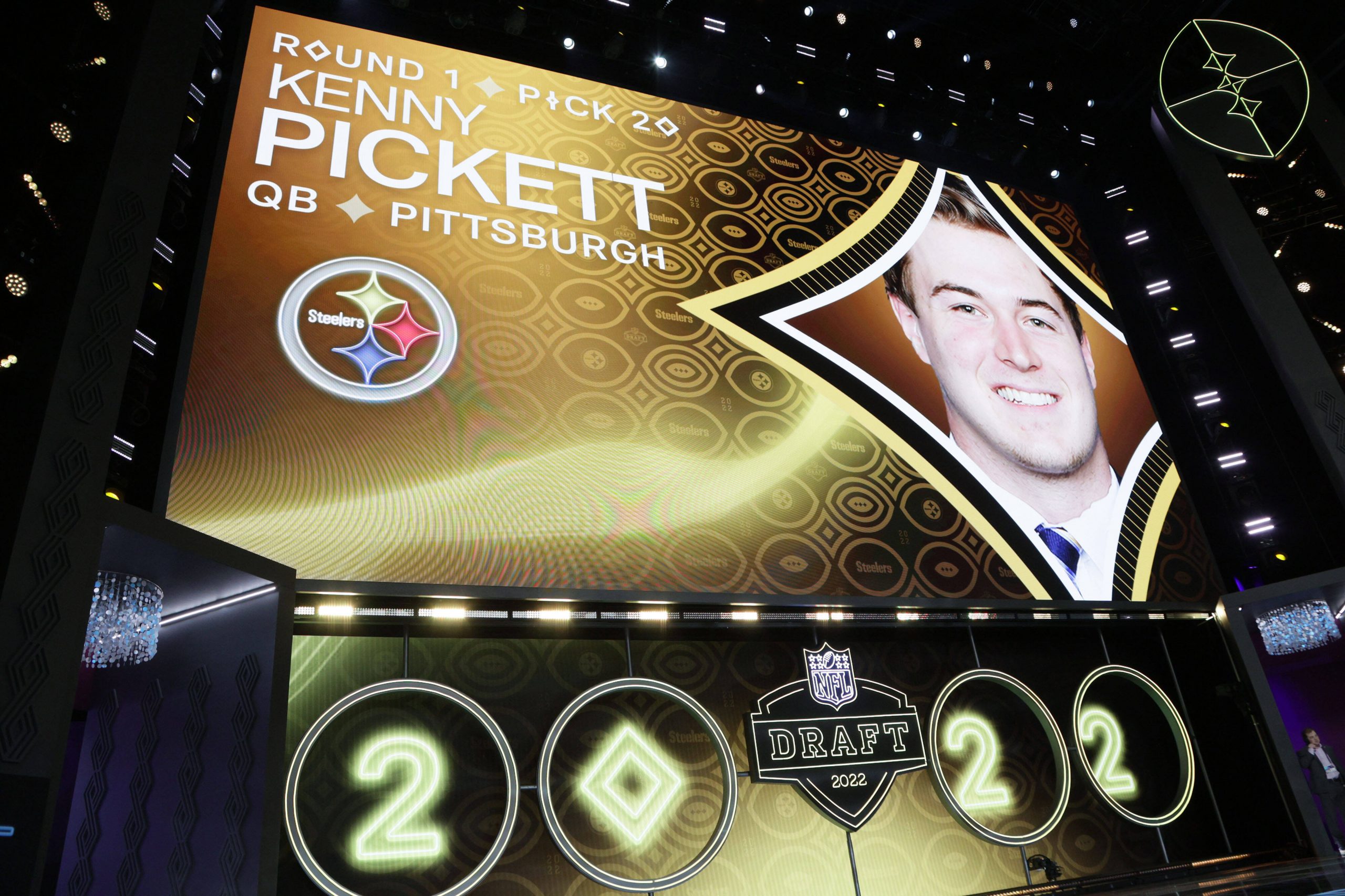 The Pittsburgh Steelers select Kenny Pickett, quarterback with the No. 20 overall pick in the NFL, American Football Herren, USA Draft in Las Vegas, Nevada on Thursday, April 28, 2022. PUBLICATIONxINxGERxSUIxAUTxHUNxONLY LAV20220428940 JAMESxATOA