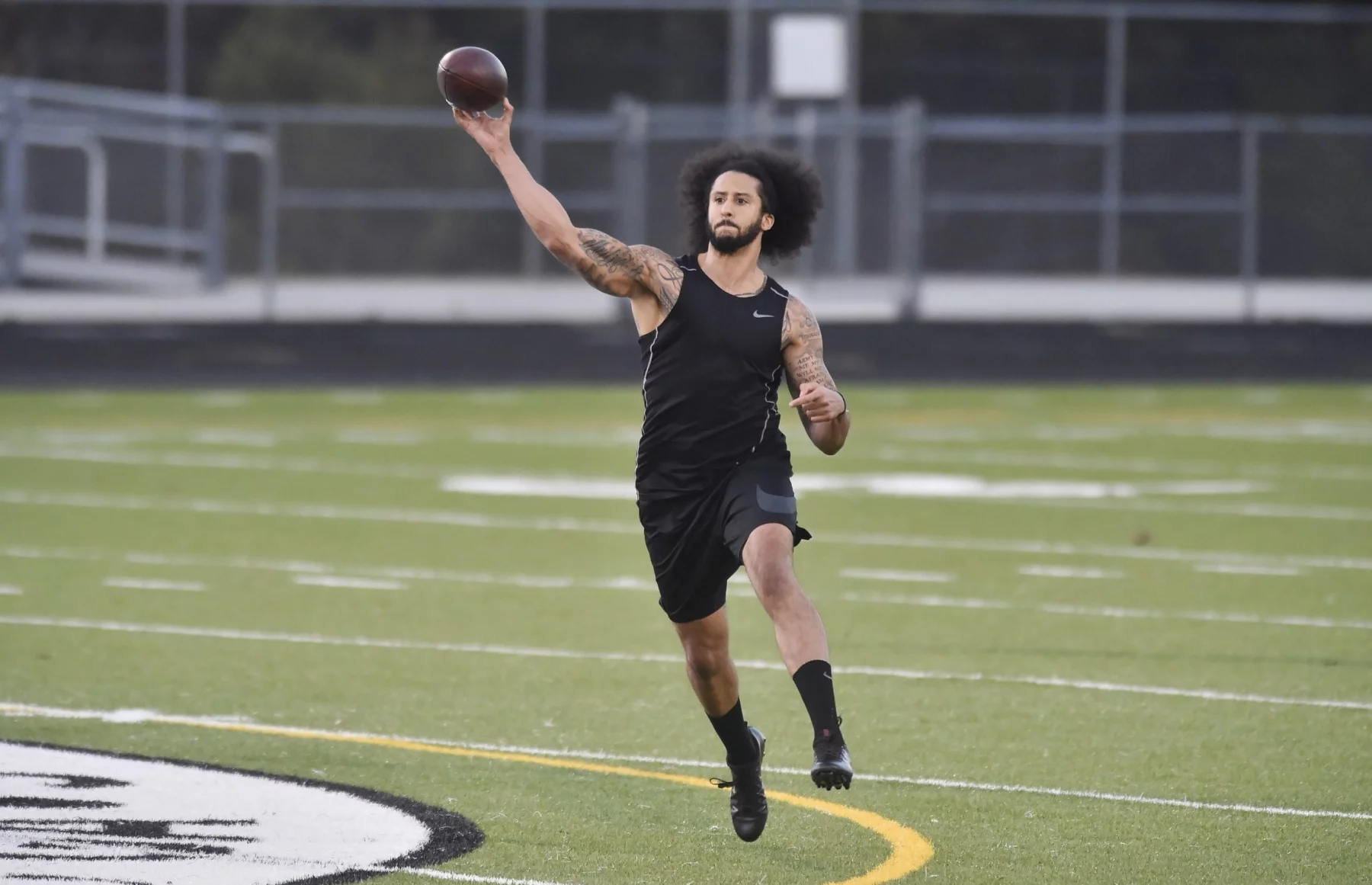 RIVERDALE, GA - NOVEMBER 16: Former NFL, American Football Herren, USA quarterback Colin Kaepernick goes through a seri