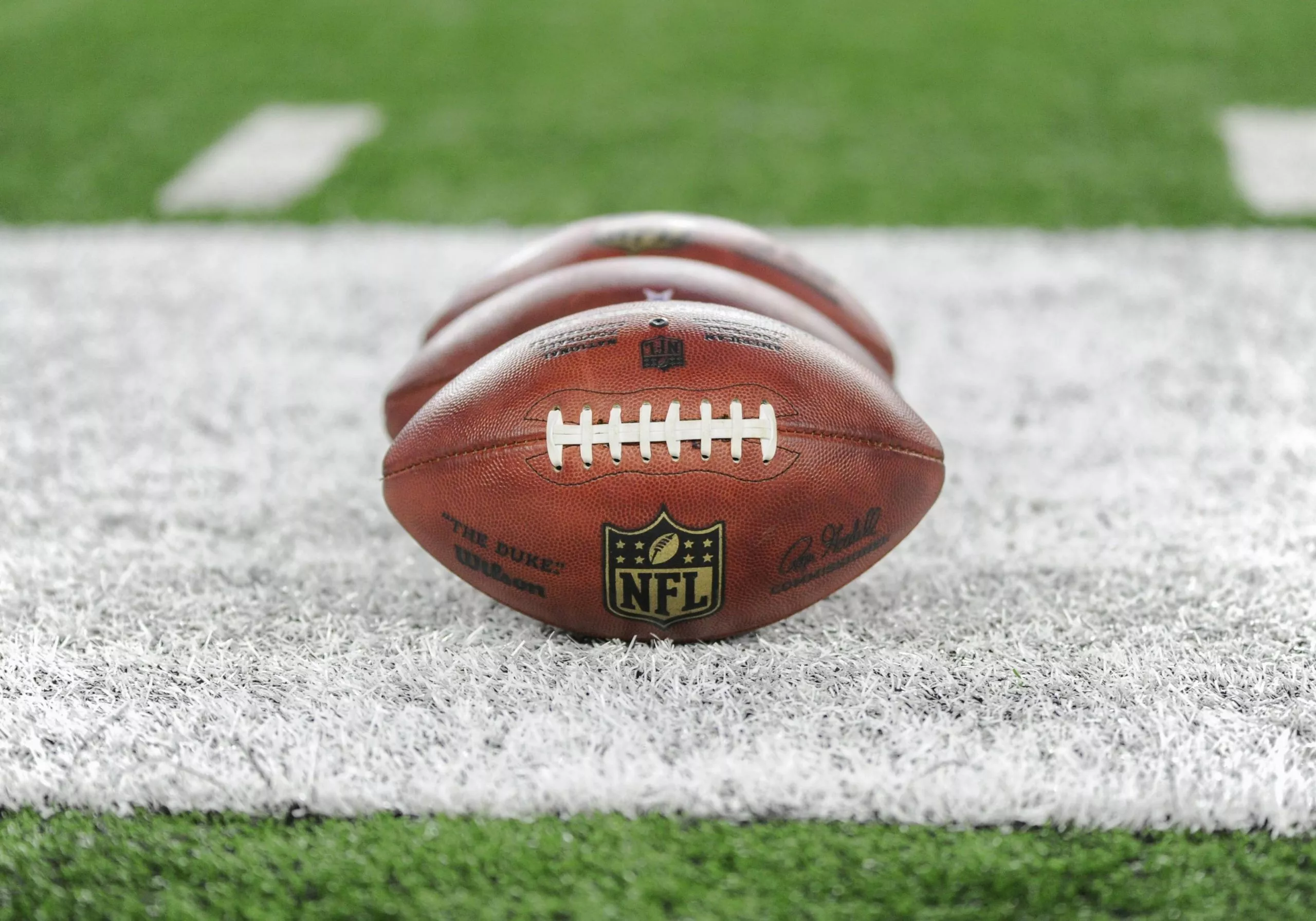 NFL Trade Deadline The practice footballs sit on the field during an NFL American Football Herren USA