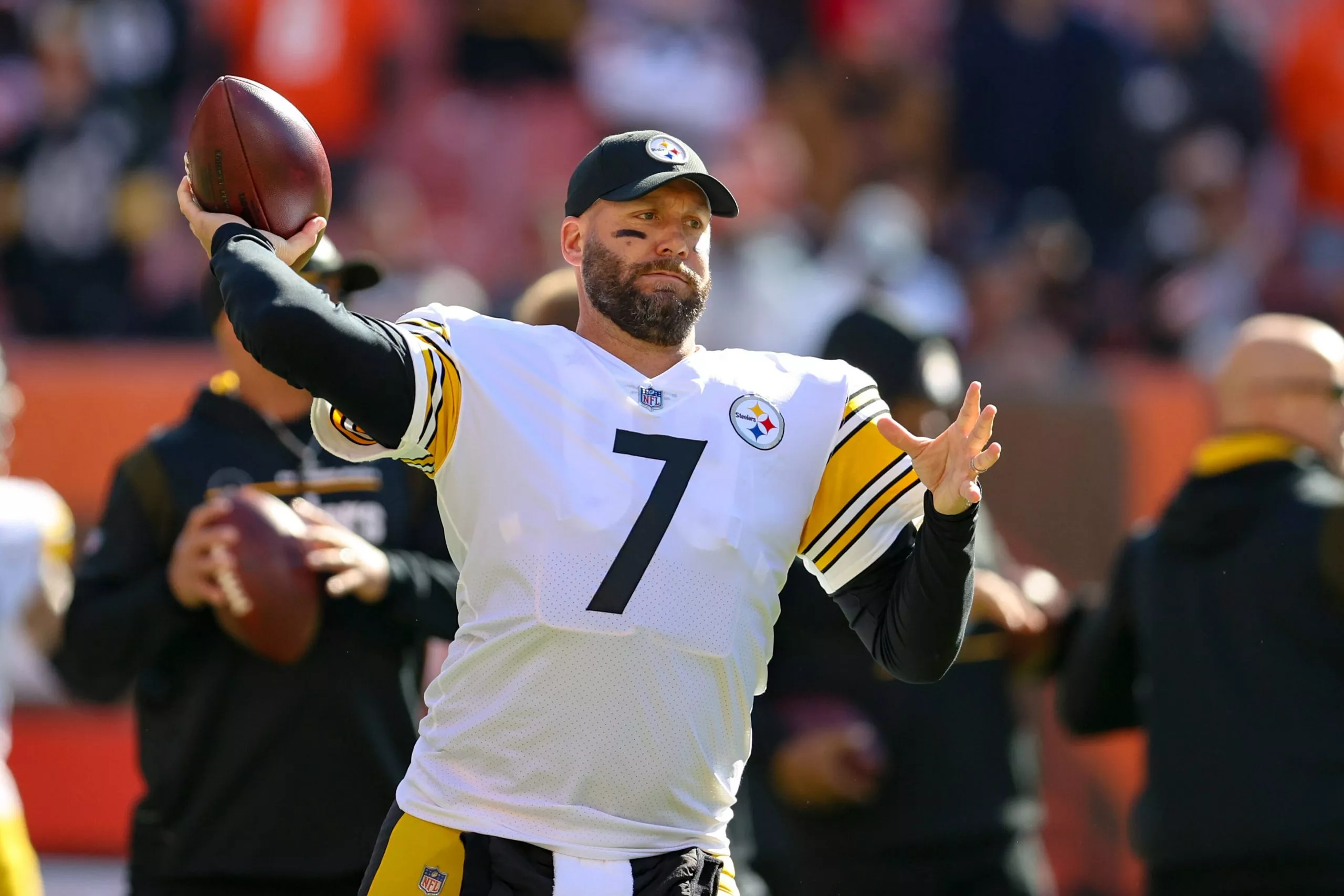 CLEVELAND, OH - OCTOBER 31: Pittsburgh Steelers quarterback Ben Roethlisberger (7) warms up prior to the National Footba