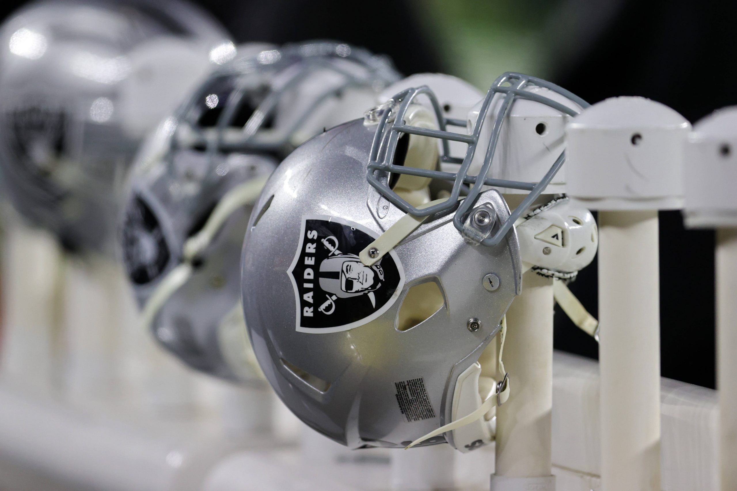 CLEVELAND, OH - DECEMBER 20: A Las Vegas Raiders helmet on the sideline during the fourth quarter of the National Football League game between the Las Vegas Raiders and Cleveland Browns on December 20, 2021, at FirstEnergy Stadium in Cleveland, OH. Photo by Frank Jansky/Icon Sportswire NFL, American Football Herren, USA DEC 20 Raiders at Browns Icon211220131