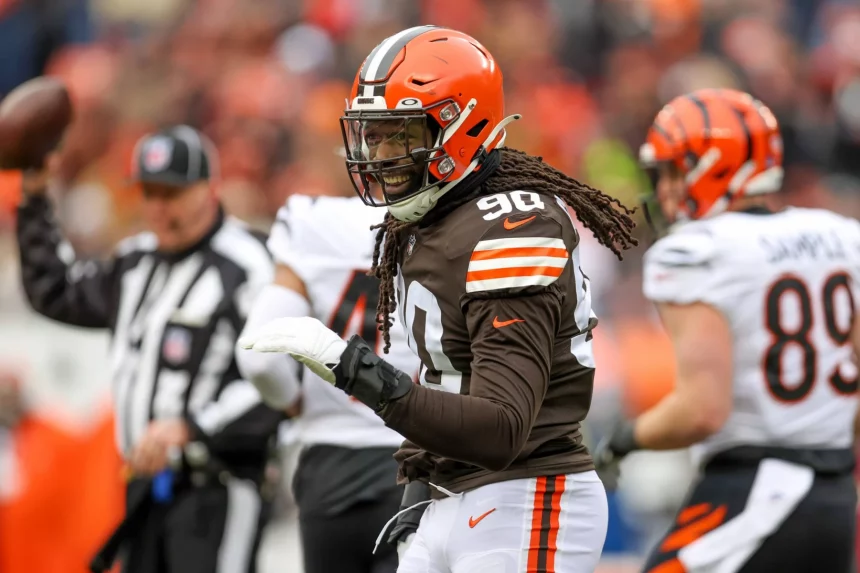 CLEVELAND, OH - JANUARY 09: Cleveland Browns defensive end Jadeveon Clowney 90 celebrates after getting a sack during the second quarter of the National Football League game between the Cincinnati Bengals and Cleveland Browns on January 9, 2022, at FirstEnergy Stadium in Cleveland, OH. Photo by Frank Jansky/Icon Sportswire NFL, American Football Herren, USA JAN 09 Bengals at Browns Icon220109051