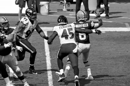 BALTIMORE, MD - SEPTEMBER 13: Cleveland Browns quarterback Baker Mayfield (6) is pressured by Baltimore Ravens linebacker Jaylon Ferguson (45) and defensive end Derek Wolfe (95) in the second half on September 13, 2020, at M&T Bank Stadium in Baltimore, MD. (Photo by Mark Goldman/Icon Sportswire) NFL, American Football Herren, USA SEP 13 Browns at Ravens Icon74920091321