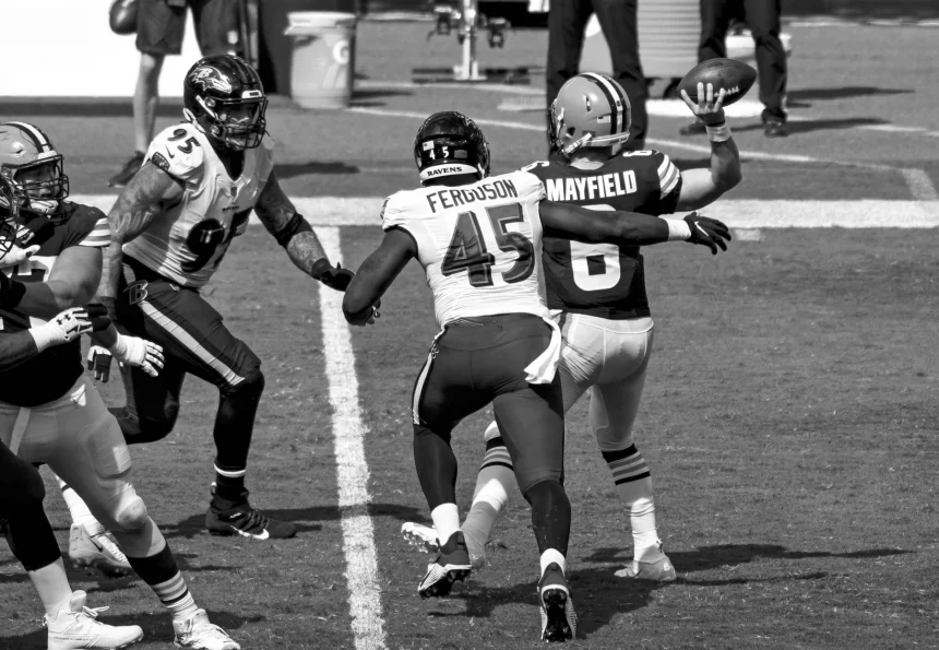 BALTIMORE, MD - SEPTEMBER 13: Cleveland Browns quarterback Baker Mayfield (6) is pressured by Baltimore Ravens linebacker Jaylon Ferguson (45) and defensive end Derek Wolfe (95) in the second half on September 13, 2020, at M&T Bank Stadium in Baltimore, MD. (Photo by Mark Goldman/Icon Sportswire) NFL, American Football Herren, USA SEP 13 Browns at Ravens Icon74920091321