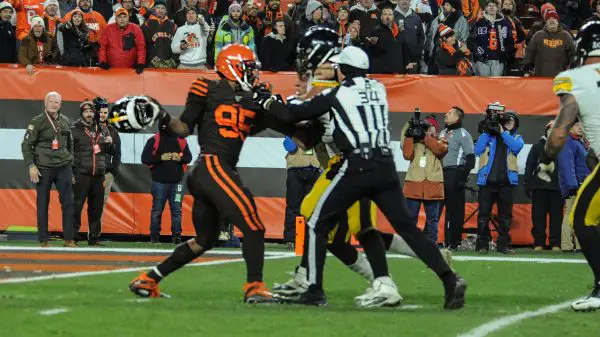 November 14th, 2019: Mason Rudolph 2, Maurkice Pouncey 53, and Myles Garrett 95 brawl after Rudolphs helmet is torn off his head by Garrett during the Pittsburgh Steelers vs Cleveland Browns at First Energy Stadium in Cleveland, OH. /CSM NFL, American Football Herren, USA 2019: Steelers vs Browns NOV 14 - ZUMAcp5_ 20191114_zaf_cp5_006 Copyright: xJasonxPohuskix