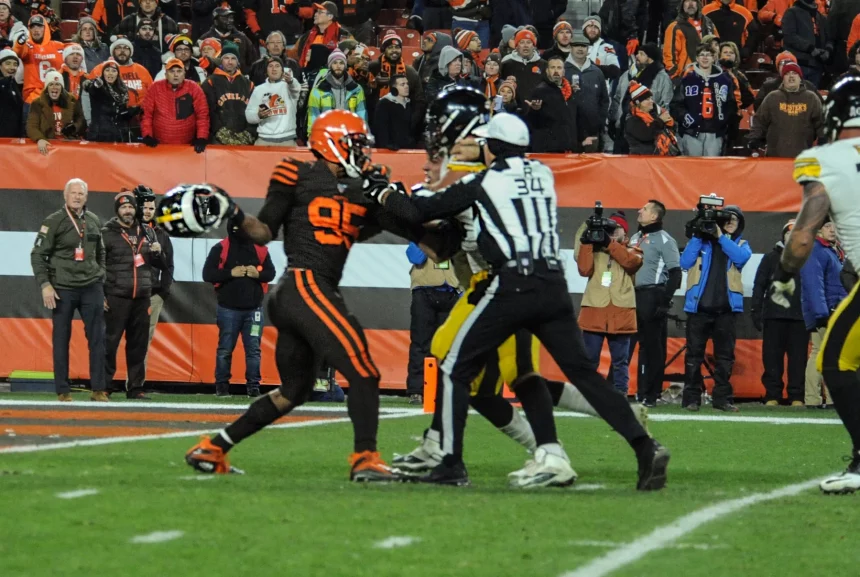 November 14th, 2019: Mason Rudolph 2, Maurkice Pouncey 53, and Myles Garrett 95 brawl after Rudolphs helmet is torn off his head by Garrett during the Pittsburgh Steelers vs Cleveland Browns at First Energy Stadium in Cleveland, OH. /CSM NFL, American Football Herren, USA 2019: Steelers vs Browns NOV 14 - ZUMAcp5_ 20191114_zaf_cp5_006 Copyright: xJasonxPohuskix
