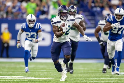September 12, 2021: Seattle Seahawks running back Chris Carson 32 runs with the ball during NFL, American Football Herren, USA football game action between the Seattle Seahawks and the Indianapolis Colts at Lucas Oil Stadium in Indianapolis, Indiana. Seattle defeated Indianapolis 28-16. /CSM. USA - ZUMAc04_ 20210912_zaf_c04_631 Copyright: xJohnxMersitsx