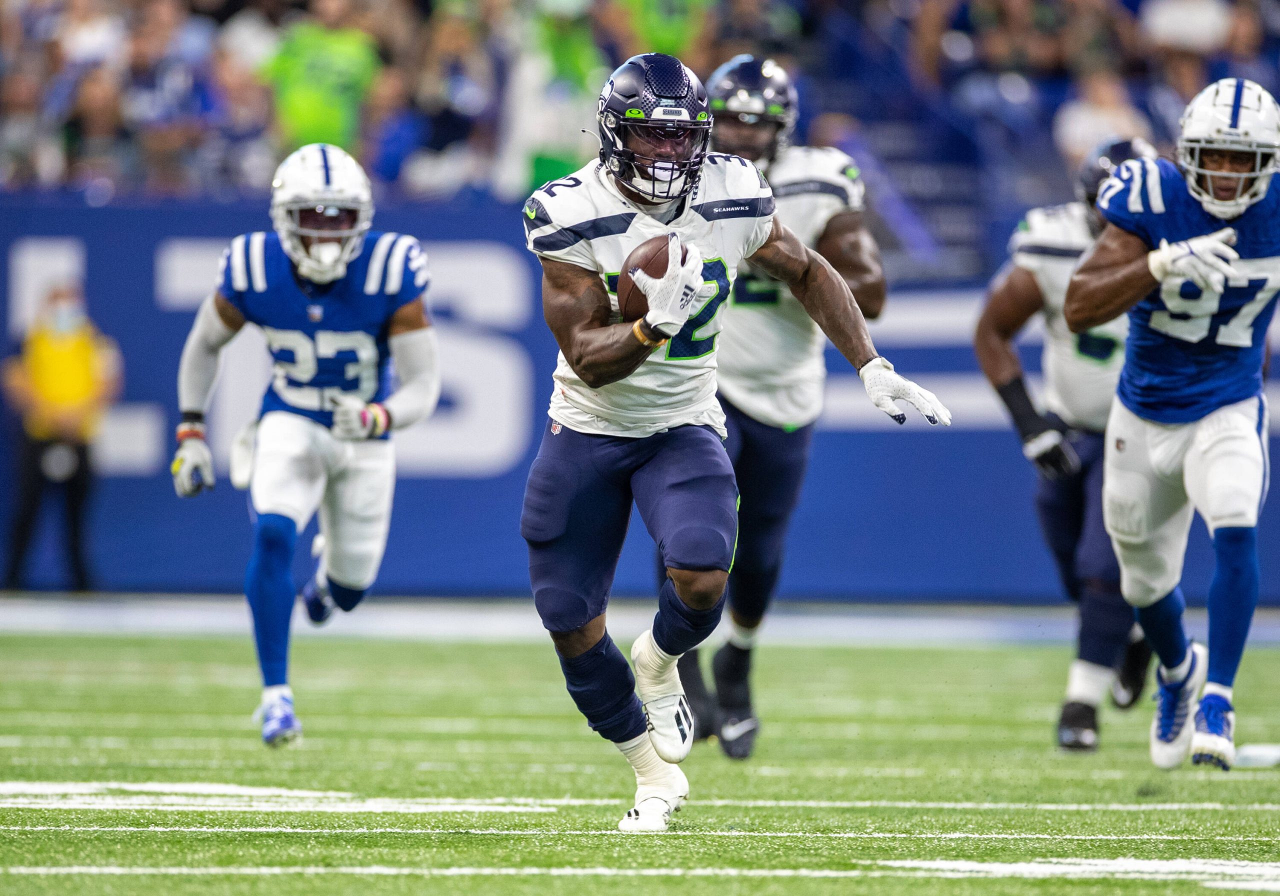 September 12, 2021: Seattle Seahawks running back Chris Carson 32 runs with the ball during NFL, American Football Herren, USA football game action between the Seattle Seahawks and the Indianapolis Colts at Lucas Oil Stadium in Indianapolis, Indiana. Seattle defeated Indianapolis 28-16. /CSM. USA - ZUMAc04_ 20210912_zaf_c04_631 Copyright: xJohnxMersitsx