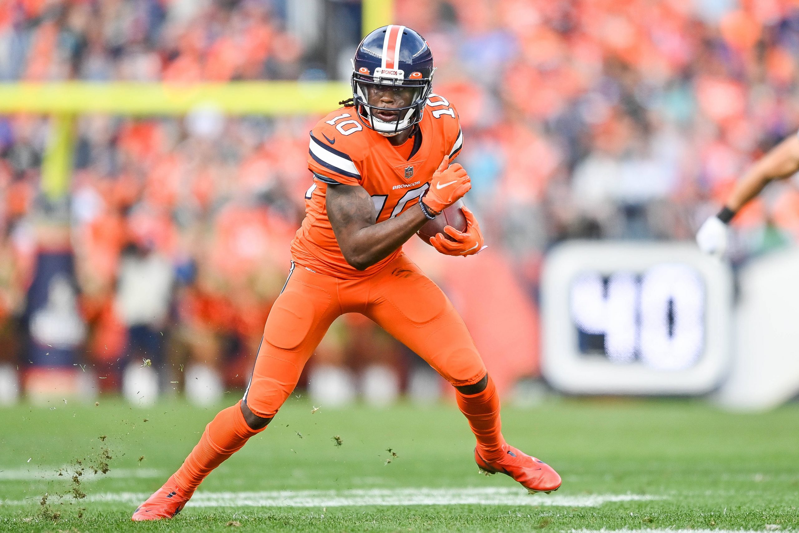 DENVER, CO - NOVEMBER 14: Denver Broncos wide receiver Jerry Jeudy 10 runs after a catch during a game between the Denver Broncos and the Philadelphia Eagles at Empower Field at Mile High on November 14, 2021 in Denver, Colorado. Photo by Dustin Bradford/Icon Sportswire NFL, American Football Herren, USA NOV 14 Eagles at Broncos Icon132211114174