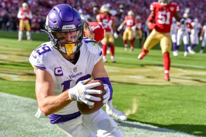 SANTA CLARA, CA - NOVEMBER 28: Minnesota Vikings wide receiver Adam Thielen 19 comes out of the endzone after scoring a TD during the game between the Minnesota Vikings and the San Francisco 49ers on Sunday, November 28, 2021 at Levi s Stadium in Santa Clara, California. Photo by Douglas Stringer/Icon Sportswire NFL, American Football Herren, USA NOV 28 Vikings at 49ers Icon211128004
