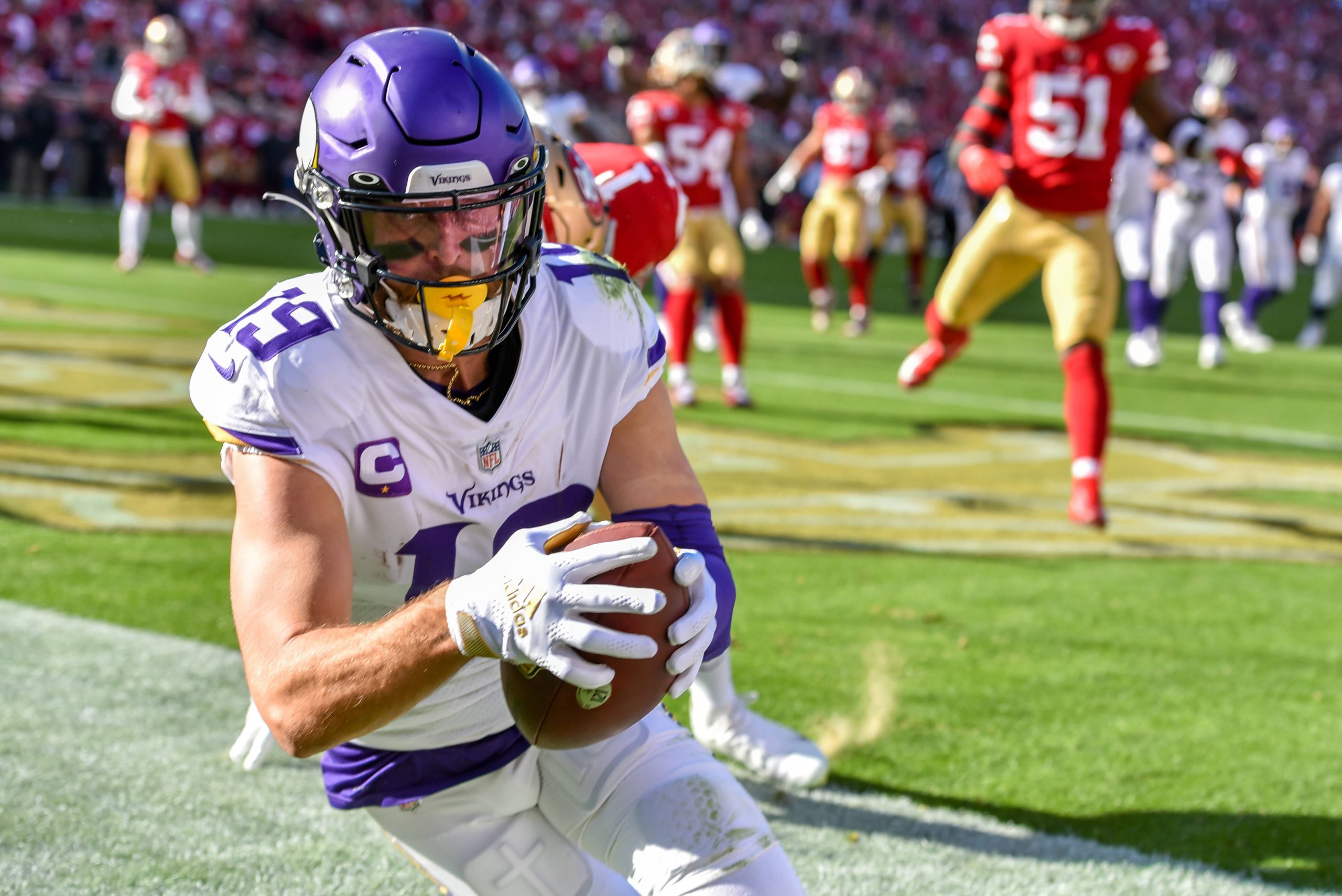 SANTA CLARA, CA - NOVEMBER 28: Minnesota Vikings wide receiver Adam Thielen 19 comes out of the endzone after scoring a TD during the game between the Minnesota Vikings and the San Francisco 49ers on Sunday, November 28, 2021 at Levi s Stadium in Santa Clara, California. Photo by Douglas Stringer/Icon Sportswire NFL, American Football Herren, USA NOV 28 Vikings at 49ers Icon211128004
