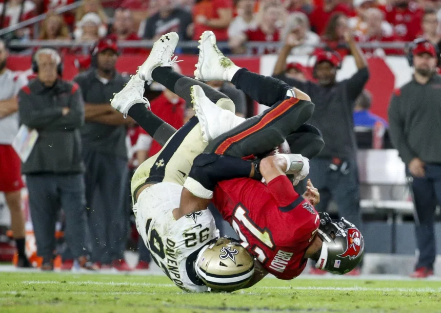 December 19, 2021, Tampa, Florida, USA: Tampa Bay Buccaneers quarterback Tom Brady 12 is sacked by New Orleans Saints defensive end Marcus Davenport 92 during the second quarter Sunday, Dec. 19, 2021 in Tampa. Tampa USA - ZUMAs70_ 0145597238st Copyright: xIvyxCeballox