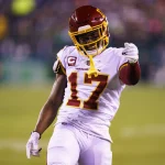 FootballR - NFL - Bye Week Woche 14 - Ein Footballspieler, Terry McLaurin, läuft auf dem Spielfeld.