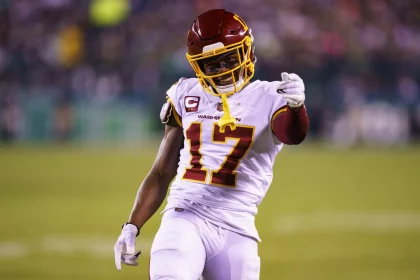 FootballR - NFL - Bye Week Woche 14 - Ein Footballspieler, Terry McLaurin, läuft auf dem Spielfeld.