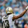FootballR - NFL - Der Footballspieler der New Orleans Saints, Michael Thomas, hebt seine Hand in die Luft.