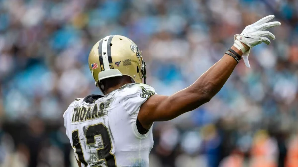 FootballR - NFL - Der Footballspieler der New Orleans Saints, Michael Thomas, hebt seine Hand in die Luft.