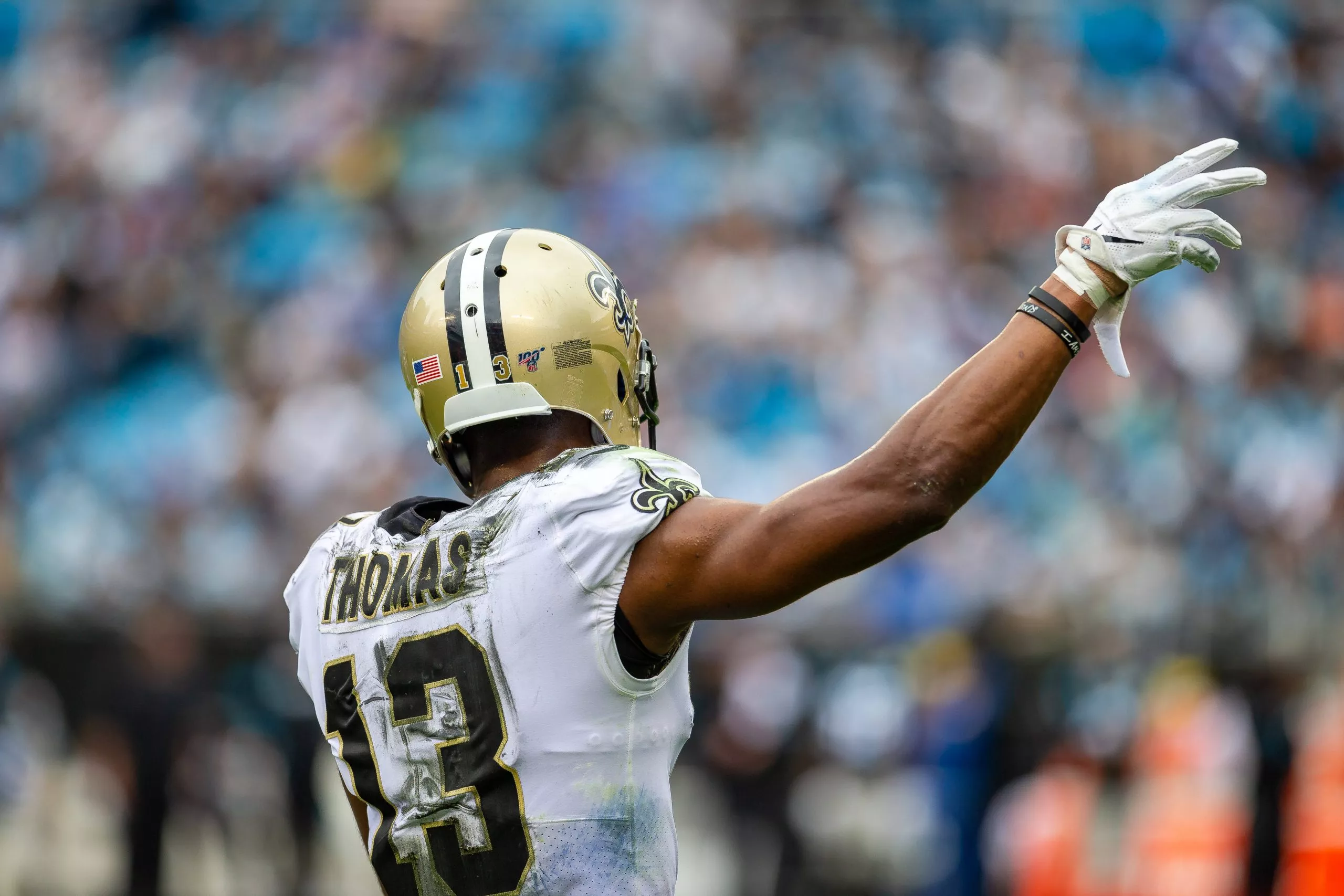 FootballR - NFL - Der Footballspieler der New Orleans Saints, Michael Thomas, hebt seine Hand in die Luft.