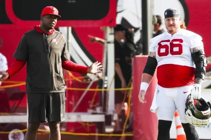 July 28, 2022, Tampa, Florida, USA: Tampa Bay Buccaneers offensive coordinator Byron Leftwich, left, and center Ryan Jensen 66 on the field during training camp at AdventHealth Training Center on Thursday, July 28, 2022 in Tampa. Tampa USA - ZUMAs70_ 20220728_zan_s70_001 Copyright: xDirkxShaddx