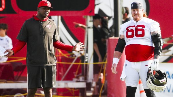 July 28, 2022, Tampa, Florida, USA: Tampa Bay Buccaneers offensive coordinator Byron Leftwich, left, and center Ryan Jensen 66 on the field during training camp at AdventHealth Training Center on Thursday, July 28, 2022 in Tampa. Tampa USA - ZUMAs70_ 20220728_zan_s70_001 Copyright: xDirkxShaddx