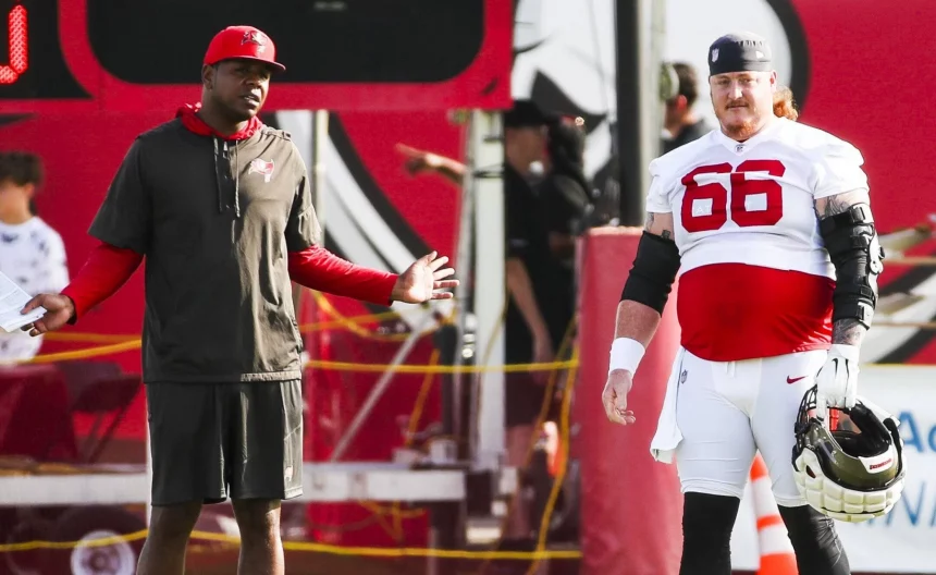 July 28, 2022, Tampa, Florida, USA: Tampa Bay Buccaneers offensive coordinator Byron Leftwich, left, and center Ryan Jensen 66 on the field during training camp at AdventHealth Training Center on Thursday, July 28, 2022 in Tampa. Tampa USA - ZUMAs70_ 20220728_zan_s70_001 Copyright: xDirkxShaddx