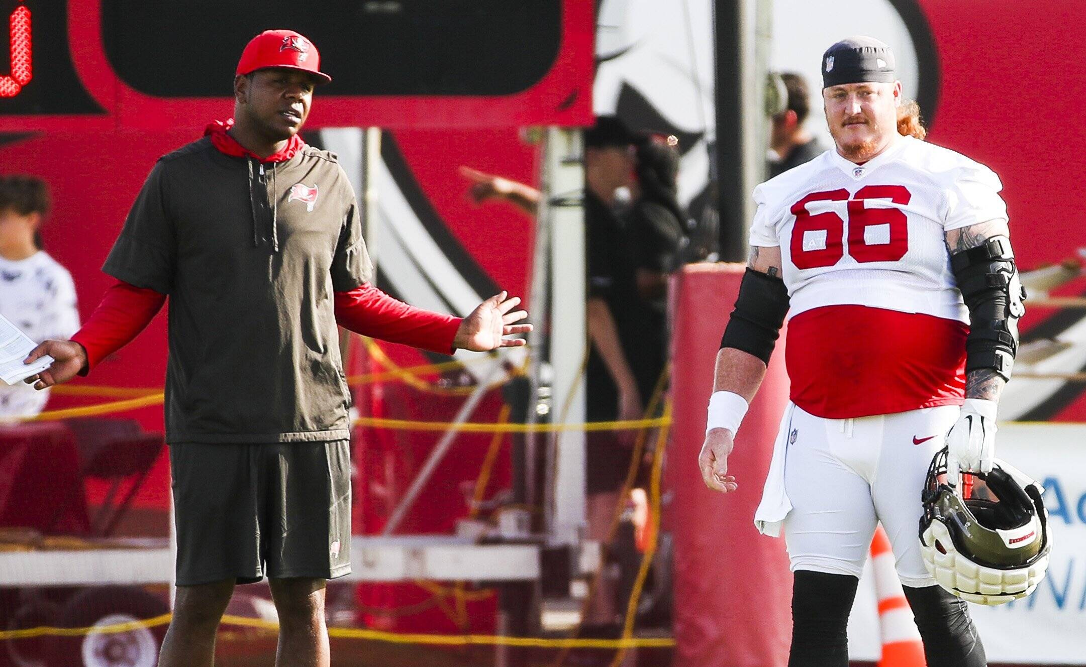 July 28, 2022, Tampa, Florida, USA: Tampa Bay Buccaneers offensive coordinator Byron Leftwich, left, and center Ryan Jensen 66 on the field during training camp at AdventHealth Training Center on Thursday, July 28, 2022 in Tampa. Tampa USA - ZUMAs70_ 20220728_zan_s70_001 Copyright: xDirkxShaddx