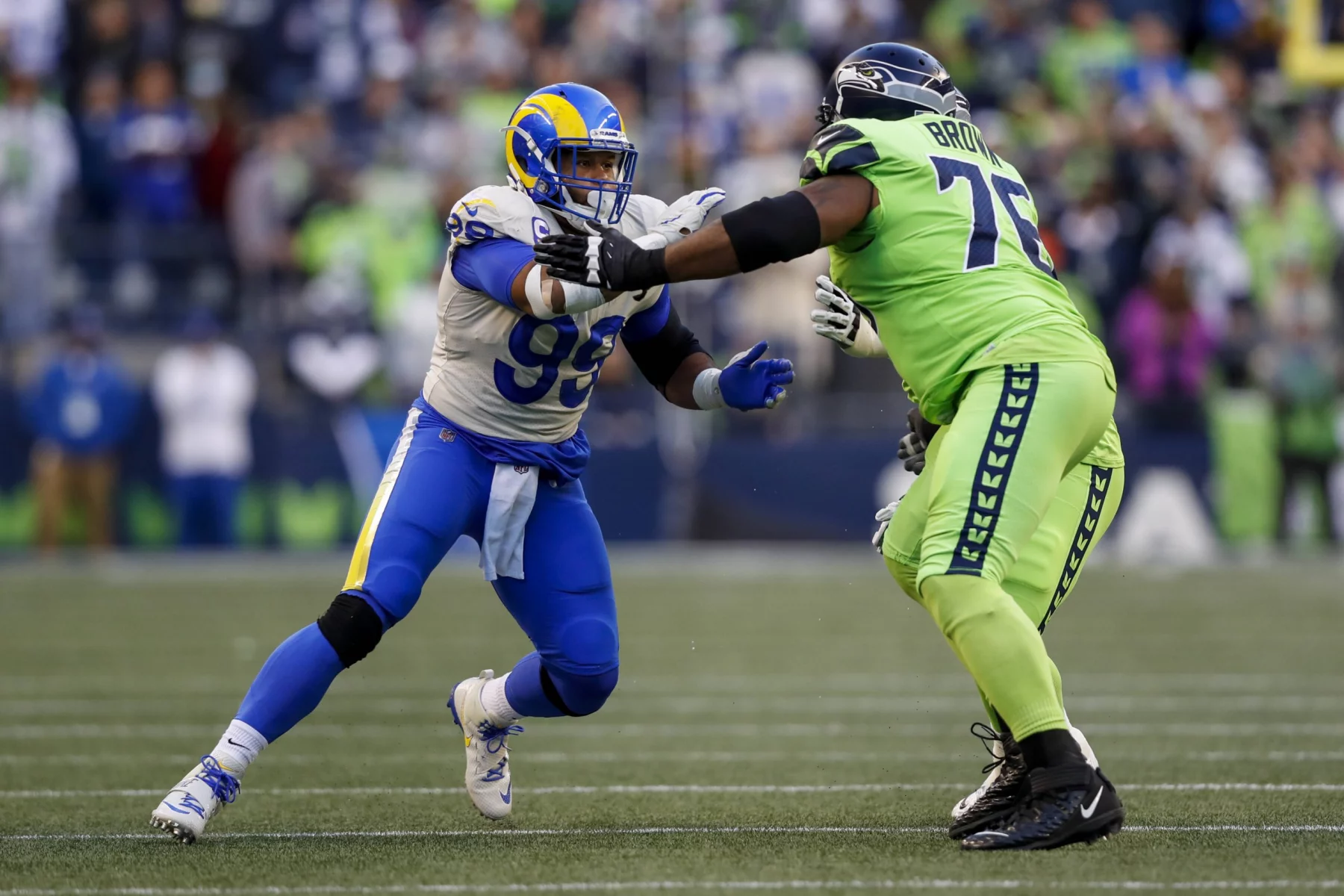 SEATTLE, WA - OCTOBER 07: Los Angeles Rams Defensive Tackle Aaron Donald 99 and Seattle Seahawks Offensive Tackle Duane Brown 76 during a game between the Los Angeles Rams and the Seattle Seahawks on October 7, 2021, at Lumen Field in Seattle, WA. Photo by Jordon Kelly/Icon Sportswire NFL, American Football Herren, USA OCT 07 Rams at Seahawks Icon211007374