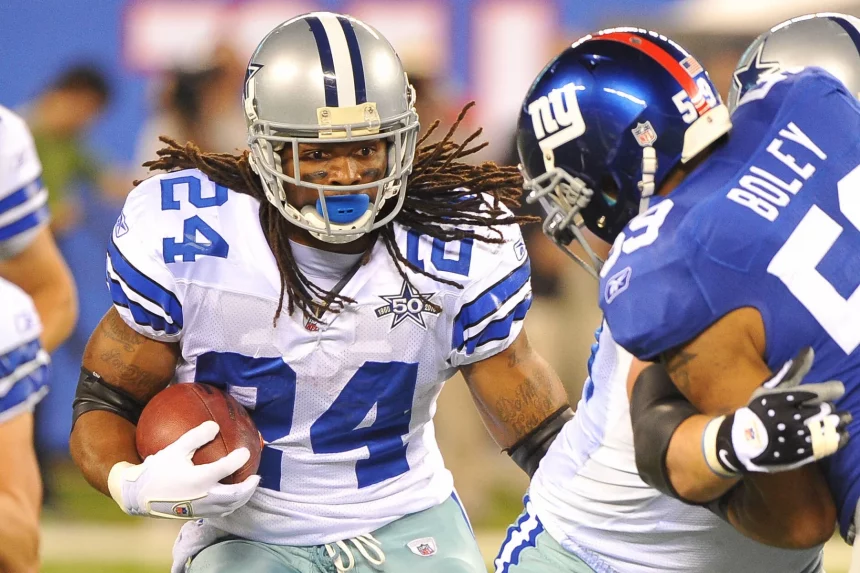Nov. 14, 2010 - East Rutherford, New Jersey, United States of America - Dallas Cowboys running back Marion Barber 24 looks for daylight at The New Meadowlands Stadium in East Rutherford New Jersey Dallas defeats New York 33-20 NFL, American Football Herren, USA FOOTBALL - Nov 14 - Dallas at New York PUBLICATIONxINxGERxSUIxAUTxONLY - ZUMAx29_ 20101114_zaf_x29_066 Copyright: xBrooksxVonxArxx
