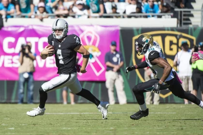 October 23, 2016 - Jacksonville, FL, U.S: Jacksonville Jaguars cornerback Jalen Ramsey (20) chases Oakland Raiders quarterback Derek Carr (4) during 2nd half NFL American Football Herren USA football game. Raiders defeated the Jaguars 33-16 at EverBank Field in Jacksonville, Fl. Romeo T Guzman/CSM. NFL 2016: Raiders vs Jaguars OCT 23 - ZUMAcg2_ 20161023_zaf_cg2_037