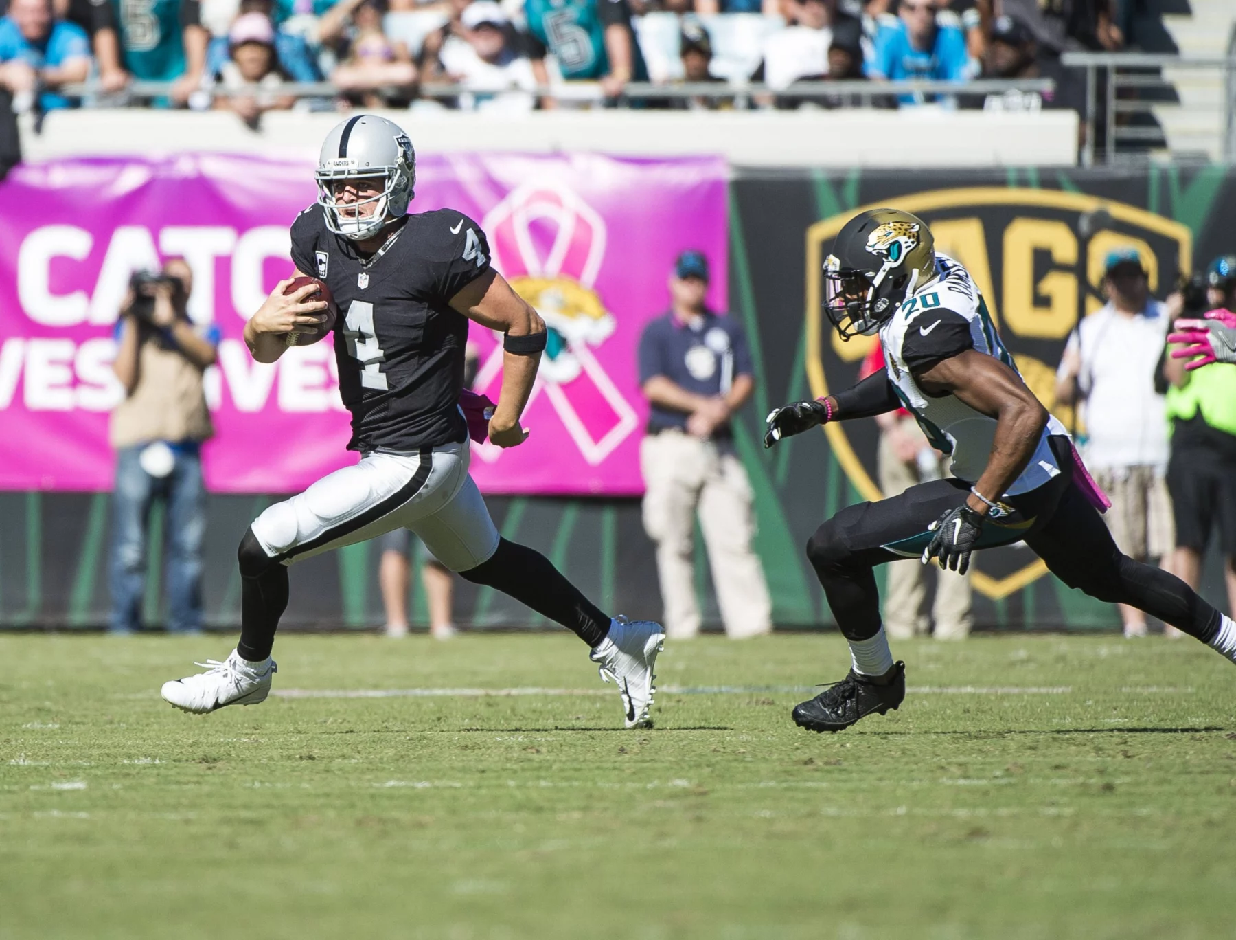 October 23, 2016 - Jacksonville, FL, U.S: Jacksonville Jaguars cornerback Jalen Ramsey (20) chases Oakland Raiders quarterback Derek Carr (4) during 2nd half NFL American Football Herren USA football game. Raiders defeated the Jaguars 33-16 at EverBank Field in Jacksonville, Fl. Romeo T Guzman/CSM. NFL 2016: Raiders vs Jaguars OCT 23 - ZUMAcg2_ 20161023_zaf_cg2_037