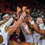 ATLANTA, GA - NOVEMBER 28: New Orleans Saints quarterback Drew Brees 9 and team celebrate a turkey leg after the win against Atlanta Falcons on November 28, 2019 at the Mercedes-Benz Stadium in Atlanta, GA. Photo by Stephen Lew/Icon Sportswire NFL, American Football Herren, USA NOV 28 Saints at Falcons PUBLICATIONxINxGERxSUIxAUTxHUNxRUSxSWExNORxDENxONLY Icon19112817751