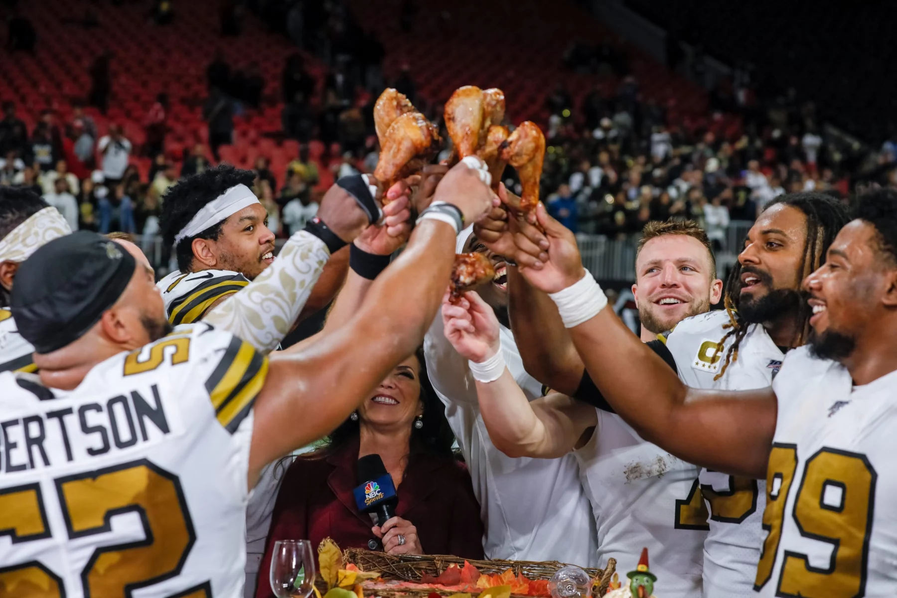 ATLANTA, GA - NOVEMBER 28: New Orleans Saints quarterback Drew Brees 9 and team celebrate a turkey leg after the win against Atlanta Falcons on November 28, 2019 at the Mercedes-Benz Stadium in Atlanta, GA. Photo by Stephen Lew/Icon Sportswire NFL, American Football Herren, USA NOV 28 Saints at Falcons PUBLICATIONxINxGERxSUIxAUTxHUNxRUSxSWExNORxDENxONLY Icon19112817751
