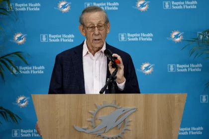 February 10, 2022, Miami Gardens, Florida, USA: Miami Dolphins owner Stephen M. Ross speaks during the introductory press conference for new Dolphins head coach Mike McDaniel at Baptist Health Training Complex in Hard Rock Stadium on Thursday, Feb. 10, 2022, in Miami Gardens, Florida. Miami Gardens USA - ZUMAm67_ 20220210_zaf_m67_041 Copyright: xDavidxSantiagox