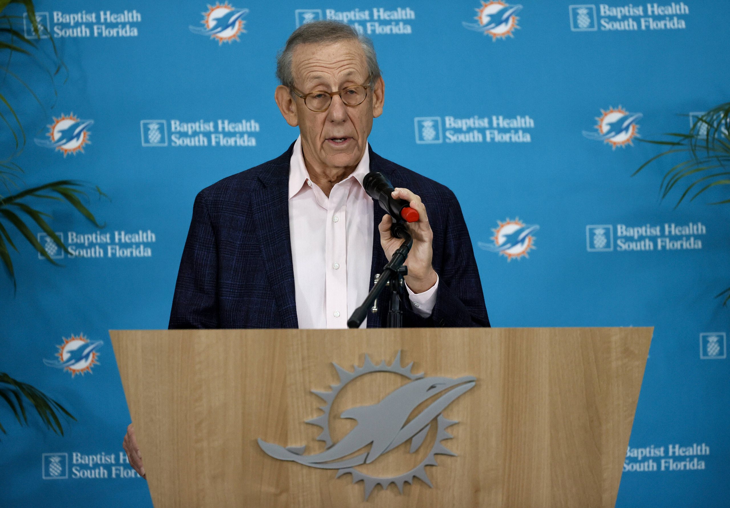 February 10, 2022, Miami Gardens, Florida, USA: Miami Dolphins owner Stephen M. Ross speaks during the introductory press conference for new Dolphins head coach Mike McDaniel at Baptist Health Training Complex in Hard Rock Stadium on Thursday, Feb. 10, 2022, in Miami Gardens, Florida. Miami Gardens USA - ZUMAm67_ 20220210_zaf_m67_041 Copyright: xDavidxSantiagox