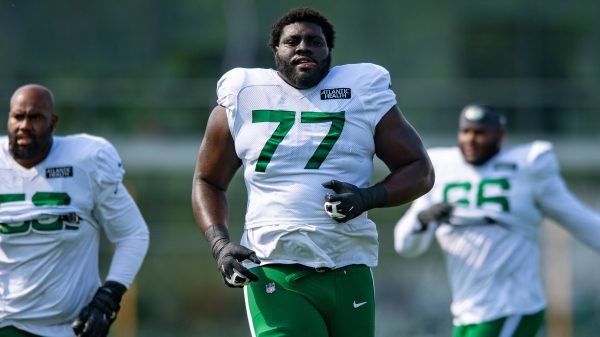 FLORHAM PARK, NJ - AUGUST 10: New York Jets offensive tackle Mekhi Becton 77 warms up during New York Jets training camp on August 10, 2021 at the Atlantic Health Training Center in Florham Park, NJ Photo by John Jones/Icon Sportswire NFL, American Football Herren, USA AUG 10 New York Jets Training Camp Icon2108102