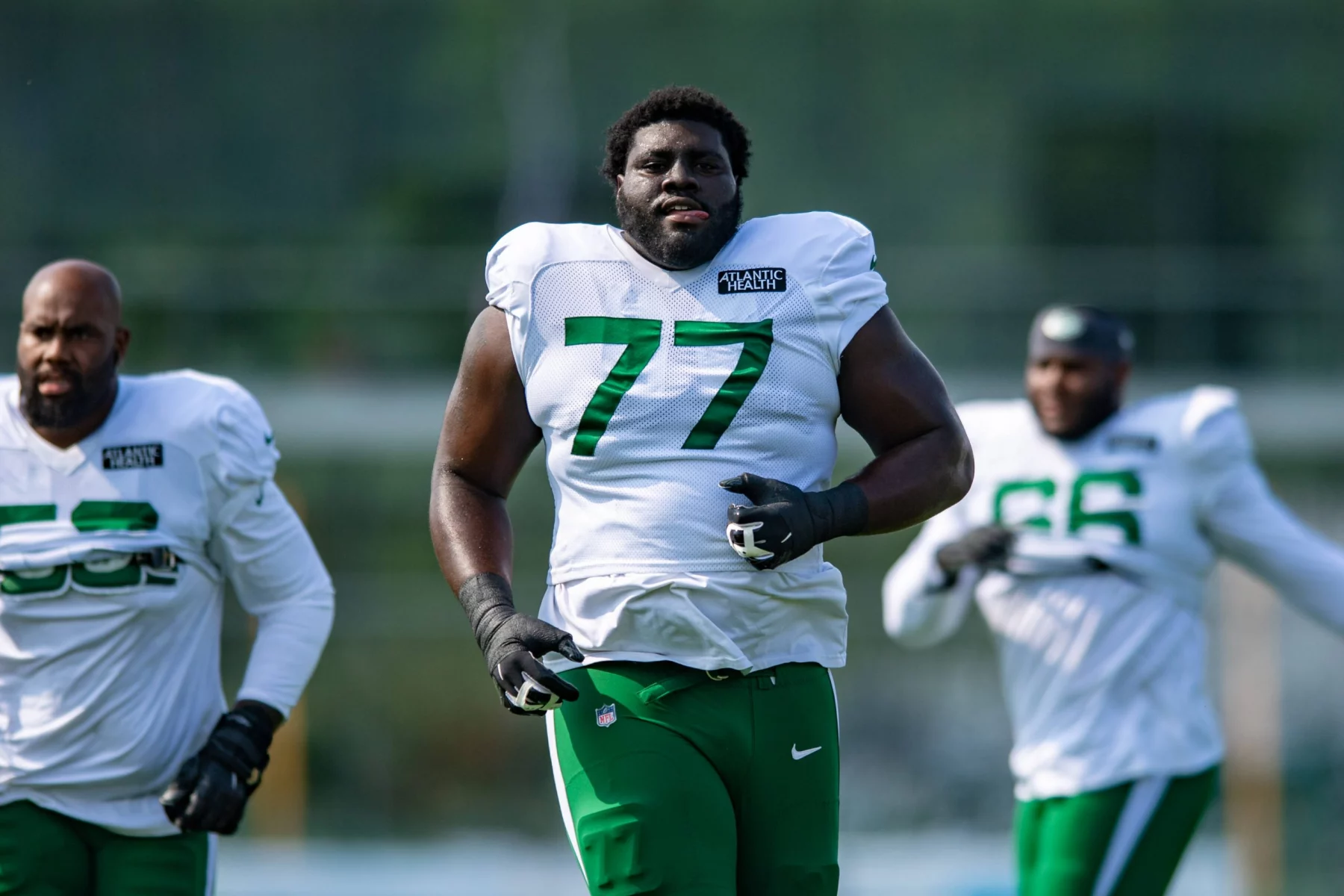 FLORHAM PARK, NJ - AUGUST 10: New York Jets offensive tackle Mekhi Becton 77 warms up during New York Jets training camp on August 10, 2021 at the Atlantic Health Training Center in Florham Park, NJ Photo by John Jones/Icon Sportswire NFL, American Football Herren, USA AUG 10 New York Jets Training Camp Icon2108102