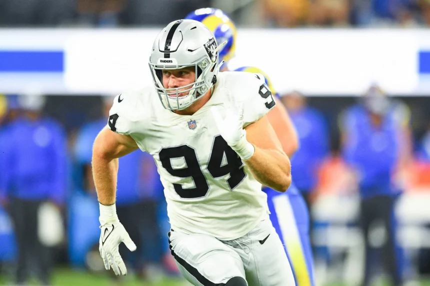 INGLEWOOD, CA - AUGUST 21: Las Vegas Raiders defensive end Carl Nassib 94 rushes the quarterback during the NFL, American Football Herren, USA preseason game between the Las Vegas Raiders and the Los Angeles Rams on August 21, 2021, at SoFi Stadium in Inglewood, CA. Photo by Brian Rothmuller/Icon Sportswire NFL: AUG 21 Preseason - Raiders at Rams Icon210821054