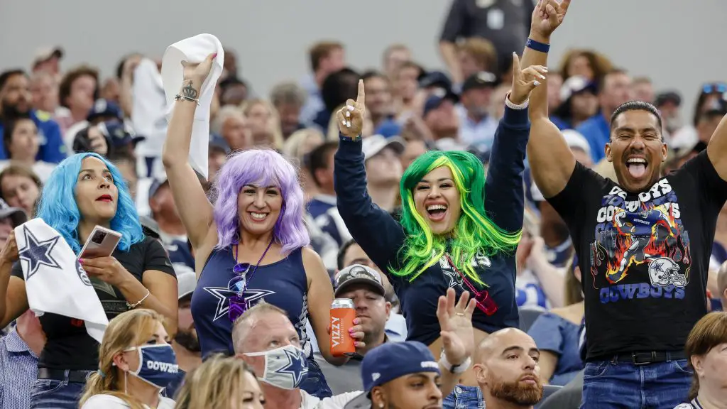 ARLINGTON, TX - OCTOBER 10: Dallas Cowboys fans cheer for their team during the game between the Dallas Cowboys and the New York Giants on October 10, 2021 at AT&T Stadium in Arlington, Texas. Photo by Matthew Pearce/Icon Sportswire NFL, American Football Herren, USA OCT 10 Giants at Cowboys Icon1692110104287
