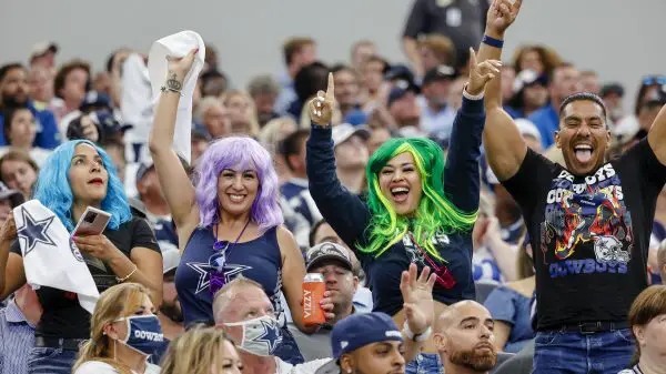 ARLINGTON, TX - OCTOBER 10: Dallas Cowboys fans cheer for their team during the game between the Dallas Cowboys and the New York Giants on October 10, 2021 at AT&T Stadium in Arlington, Texas. Photo by Matthew Pearce/Icon Sportswire NFL, American Football Herren, USA OCT 10 Giants at Cowboys Icon1692110104287