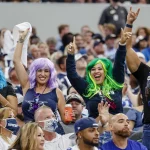 Welches NFL Team hat die meisten Fans? ARLINGTON, TX - OCTOBER 10: Dallas Cowboys fans cheer for their team during the game between the Dallas Cowboys and the New York Giants on October 10, 2021 at AT&T Stadium in Arlington, Texas. Photo by Matthew Pearce/Icon Sportswire NFL, American Football Herren, USA OCT 10 Giants at Cowboys Icon1692110104287