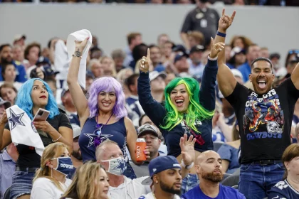 Welches NFL Team hat die meisten Fans? ARLINGTON, TX - OCTOBER 10: Dallas Cowboys fans cheer for their team during the game between the Dallas Cowboys and the New York Giants on October 10, 2021 at AT&T Stadium in Arlington, Texas. Photo by Matthew Pearce/Icon Sportswire NFL, American Football Herren, USA OCT 10 Giants at Cowboys Icon1692110104287