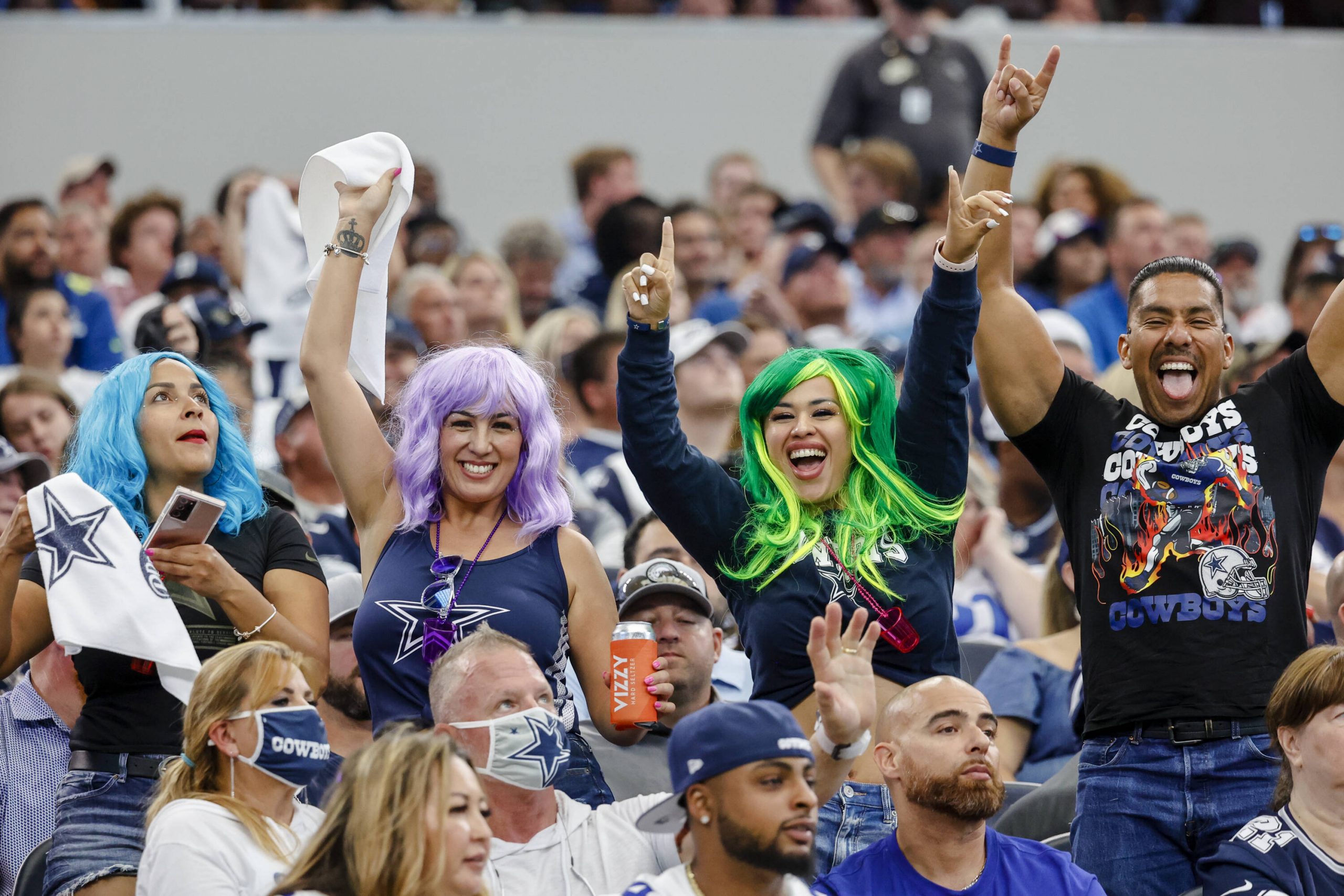 ARLINGTON, TX - OCTOBER 10: Dallas Cowboys fans cheer for their team during the game between the Dallas Cowboys and the New York Giants on October 10, 2021 at AT&T Stadium in Arlington, Texas. Photo by Matthew Pearce/Icon Sportswire NFL, American Football Herren, USA OCT 10 Giants at Cowboys Icon1692110104287