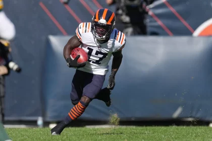 CHICAGO, IL - OCTOBER 17: Chicago Bears wide receiver Jakeem Grant Sr. 17 returns the football during a game between the Green Bay Packers and the Chicago Bears on October 17, 2021, at Soldier field in Chicago, IL. Photo by Robin Alam/Icon Sportswire NFL, American Football Herren, USA OCT 17 Packers at Bears Icon164211017019