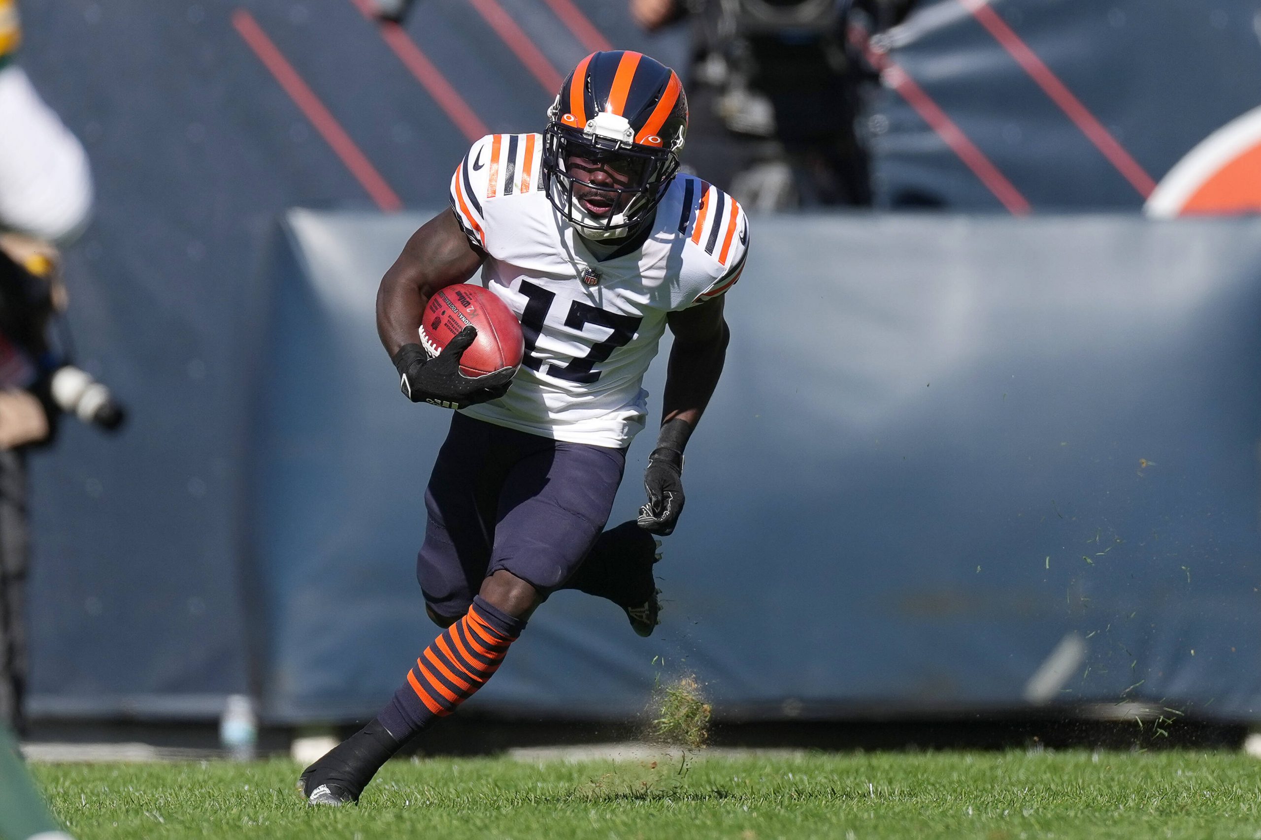 CHICAGO, IL - OCTOBER 17: Chicago Bears wide receiver Jakeem Grant Sr. 17 returns the football during a game between the Green Bay Packers and the Chicago Bears on October 17, 2021, at Soldier field in Chicago, IL. Photo by Robin Alam/Icon Sportswire NFL, American Football Herren, USA OCT 17 Packers at Bears Icon164211017019