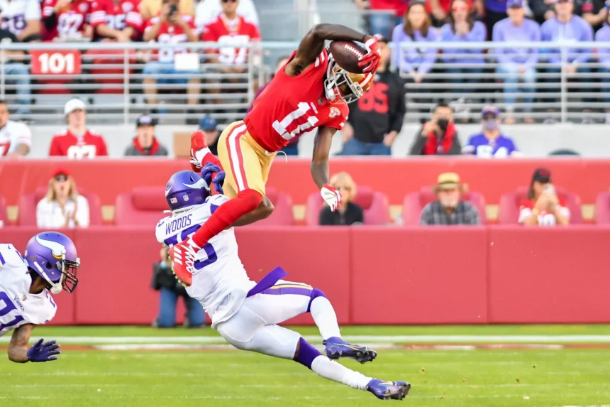 Sport Bilder des Tages SANTA CLARA, CA - NOVEMBER 28: Minnesota Vikings free safety Xavier Woods 23 trips up San Francisco 49ers wide receiver Brandon Aiyuk 11 on a 2nd down run play during the game between the Minnesota Vikings and the San Francisco 49ers on Sunday, November 28, 2021 at Levi s Stadium in Santa Clara, California. Photo by Douglas Stringer/Icon Sportswire NFL, American Football Herren, USA NOV 28 Vikings at 49ers Icon211128002
