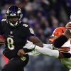 Baltimore Ravens quarterback Lamar Jackson 8wird von der browns defense gejagt